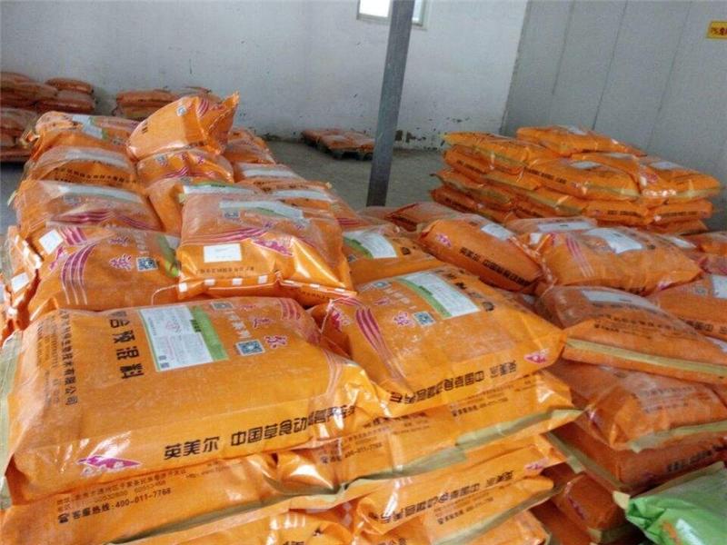 2、育肥牛應(yīng)該喂什么飼料？育肥牛應(yīng)該喂什么飼料才能長得快